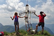 50 Alla croce piegata di vetta del Sasna (2229 m)